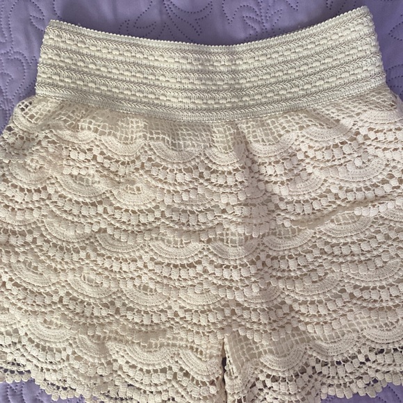 Cream Colored NWT Tiered Layered Cutout Shorts - Picture 5 of 15